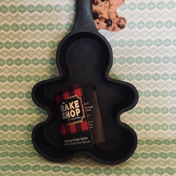 the bake shop Holiday Cast Iron Cookie Skillet Gingerbread Man